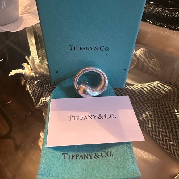 Tiffany & Co Eternal Circle
Infinity Pendant Extra Large - Picture 7 of 10